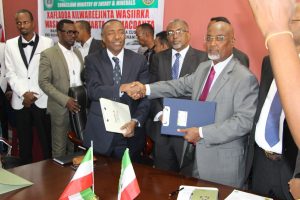 Read more about the article Somaliland:Hon Hussein Abdi Dualeh handover the portfolio to the newly appointed Minister of Energy Hon Jama Mohmud Egal